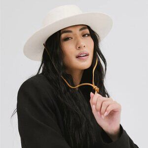 Gigi Pip Wren Telescope Crown Hat Size M/L 59 Off White EUC